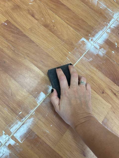 Guía para restaurar y pintar una tarima flotante 8 Lijamos la zona enmasillada de la tarima flotante que vamos a pintar