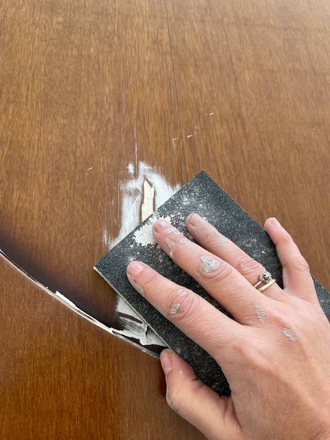 Cómo pintar una mesa de madera de comedor 8 Reparar una mesa con masilla