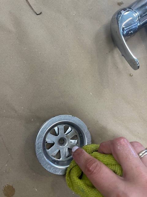 Cómo pintar un fregadero de forma fácil y económica 10 Limpiamos con Superclean el grifo y desagüe