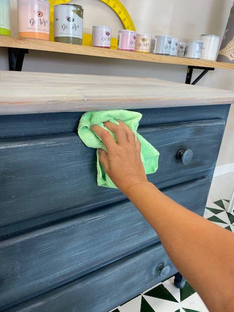 Consejos para limpiar muebles pintados 6 Limpiamos el mueble pintado con Superclean