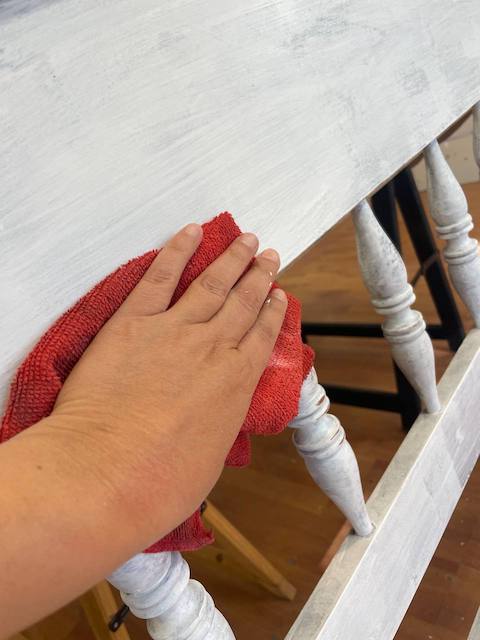 Cómo restaurar un viejo cabecero 21 Retiramos el polvo tras lijar