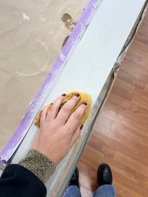 Cómo aclarar la madera de un mueble 18 Limpiamos el polvo tras lijar