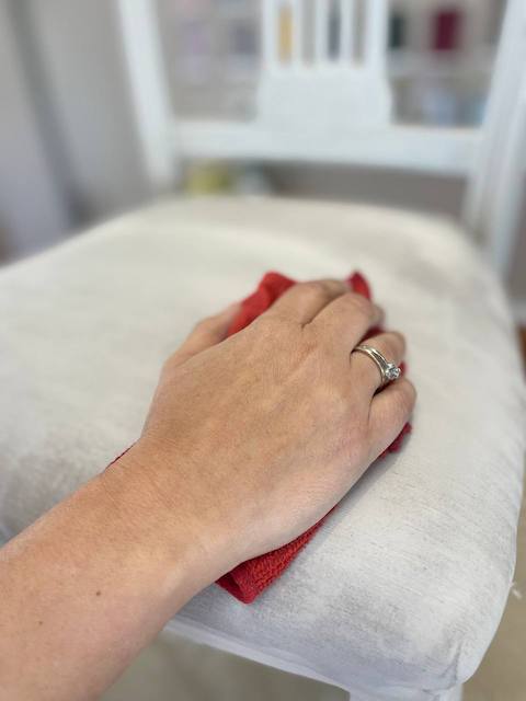 Cómo pintar sillas de madera 23 Limpiamos el polvillo del lijado del asiento