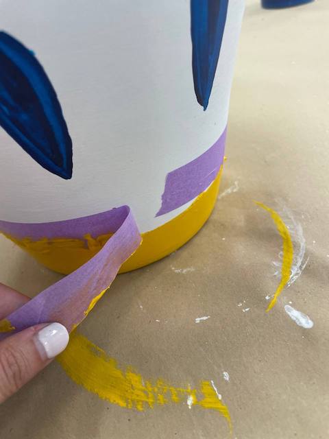 Ideas para pintar macetas de terracota con estilo 11 Quitamos la cinta adhesiva de la maceta de terracota en húmedo