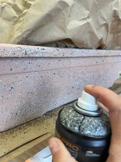 Pintar con spray: Tips para un acabado profesional 16 Protegemos la planta y pintamos con el spray efecto granito