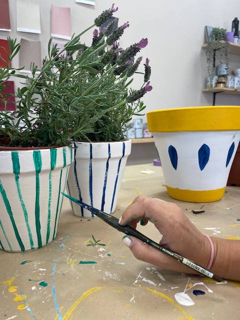 Ideas de color y decoración para exteriores: dale vida a tu terraza 58 Pintamos rayas de colores en la maceta de terracota