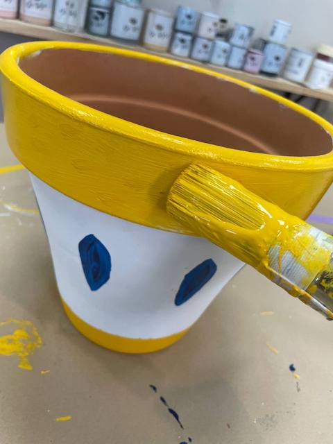 Ideas para pintar macetas de terracota con estilo 12 Decoramos la maceta de terracota en color Oregano