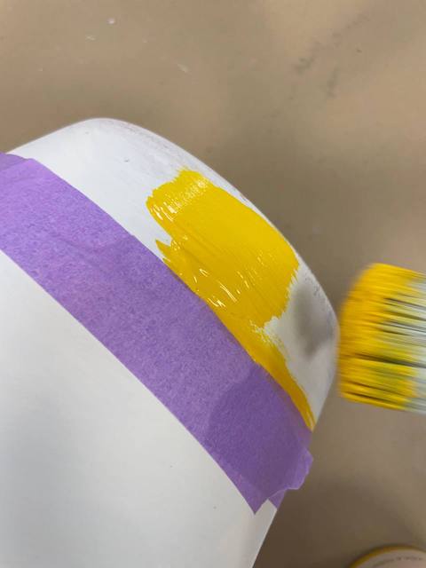 Ideas para pintar macetas de terracota con estilo 7 Ponemos cinta adhesiva en la maceta de terracota