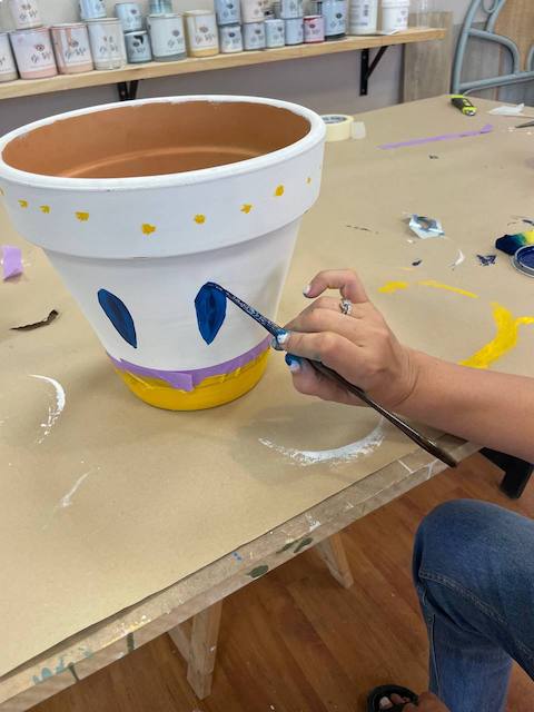 Ideas para pintar macetas de terracota con estilo 10 Repasamos con un pincel el dibujo en la maceta de terracota