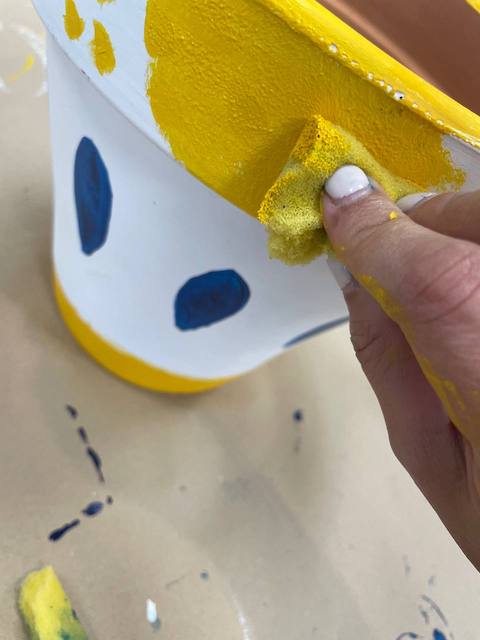 Ideas para pintar macetas de terracota con estilo 13 Creamos textura en la maceta de terracota con esponja