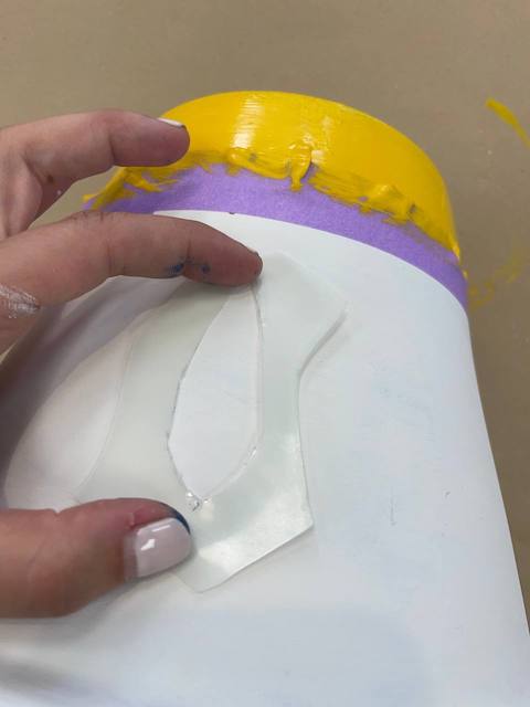 Ideas para pintar macetas de terracota con estilo 8 Ponemos una plantilla en la maceta de terracota