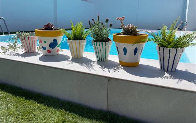 Ideas de color y decoración para exteriores: dale vida a tu terraza 59 Macetas terracota pintadas en piscina