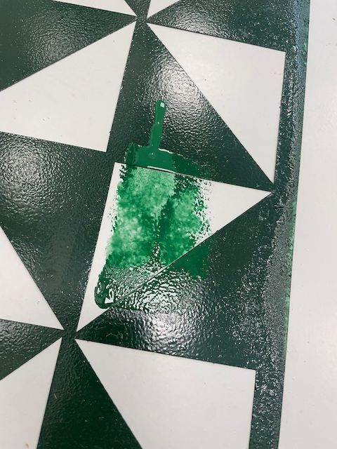 Guía para restaurar y pintar una tarima flotante 33 Mancha en tarima flotante ocasionada por exceso de agua en el rodillo