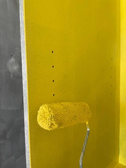 Aprende a pintar muebles de oficina de melamina 16 Aplicamos la pintura con rodillo en el interior del mueble de oficina de melamina