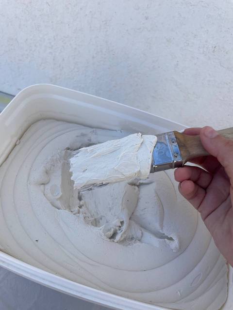 Masilla de texturas para hacer el zócalo de la cocina de exterior