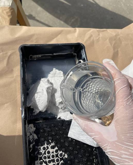 Añadimos agua a la masilla de texturas