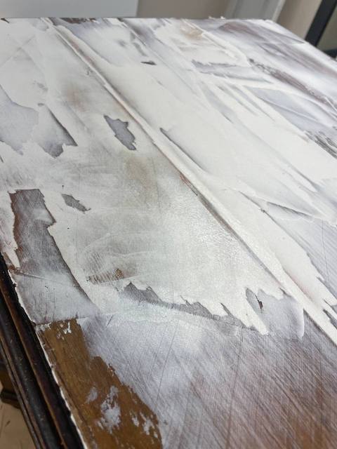 Pintar una cómoda con chalk paint con acabado profesional 12 Cómoda que vamos a pintar con Chalk paint cubierta de masilla en la tapa