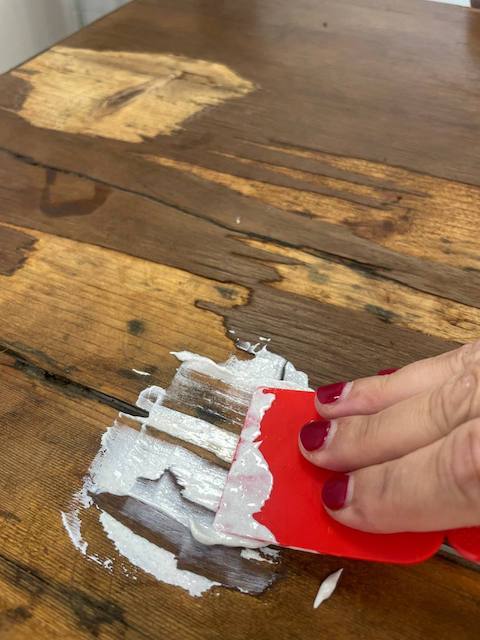 Pintar una cómoda con chalk paint con acabado profesional 11 Aplicamos la masilla con una espátula sobre la cómoda que vamos a pintar con Chalk paint