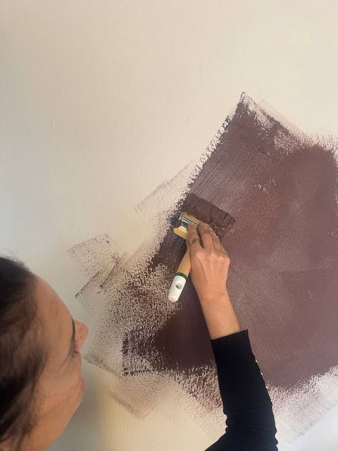 Gema aplicando la masilla en la pared