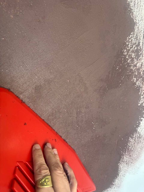 Extendemos la masilla con la espátula