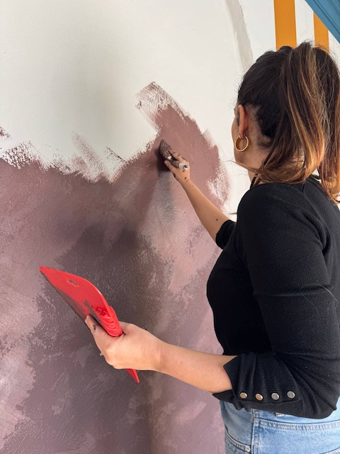 Ideas de recibidor:: Gema aplicando la masilla de texturas en la pared