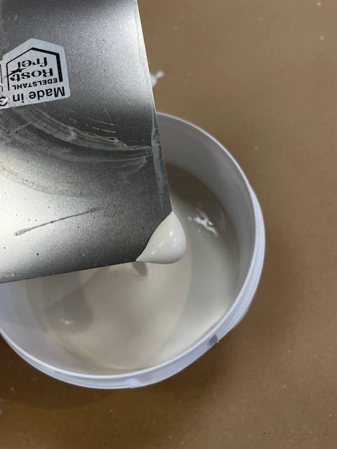 Cómo restaurar un viejo cabecero 17 Masilla para reparar