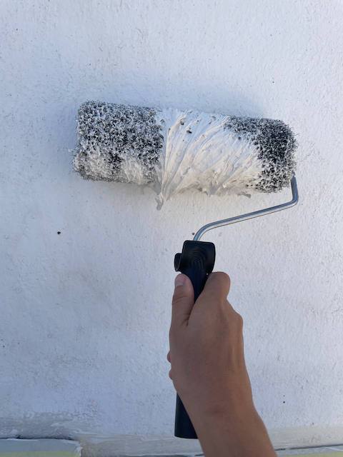 Aplicamos la masilla con el rodillo para hacer el zócalo