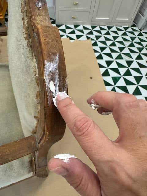 Aplicamos masilla para tapar agujeros en la madera del sillón.