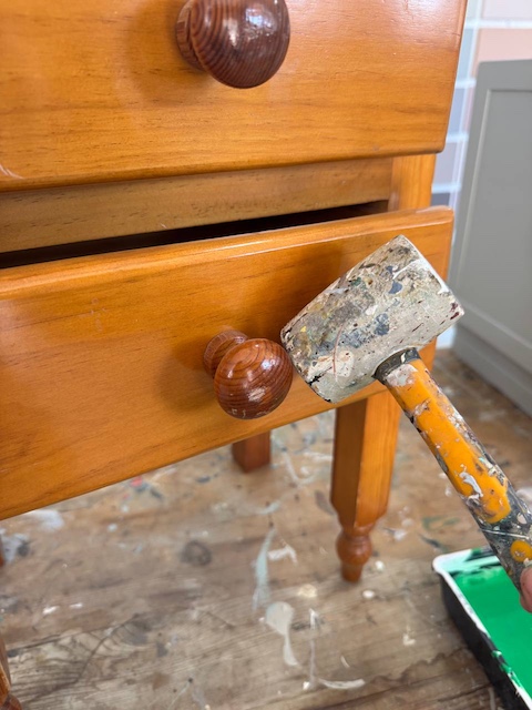 Quitamos con una macera el tirador de la mesita de pino