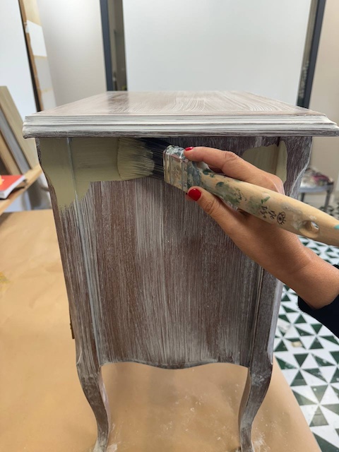 Consejos para pintar muebles oscuros 22 Mesilla 11 pintura