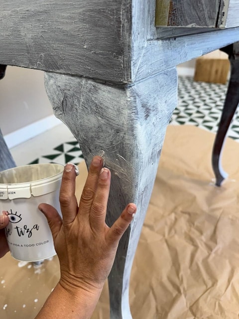 Tapamos los agujeros de la carcoma del mueble con masilla