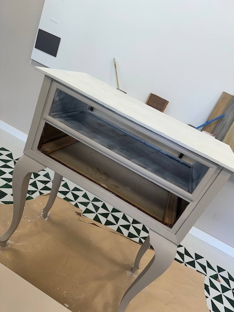 Mueble que vamos a pintar al estilo Shabby chic con primera mano de pintura en color Oliva