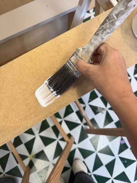 Aplicamos cola para pegar el papel al mueble Shabby Chic