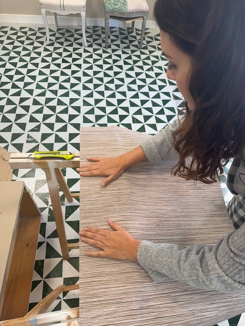 Gema cortando el papel que vamos a poner en el mueble de estilo Shabby Chic