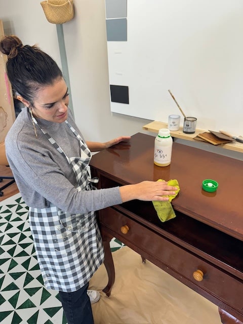 Gema limpiando el mueble que vamos a pintar con estilo Shabby Chic