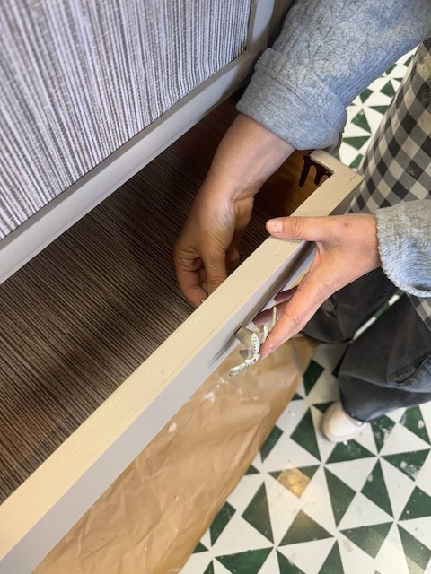 Gema poniendo los tiradores en el mueble pintado con estilo Shabby Chic