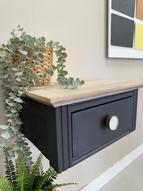 Mesita de noche pintada