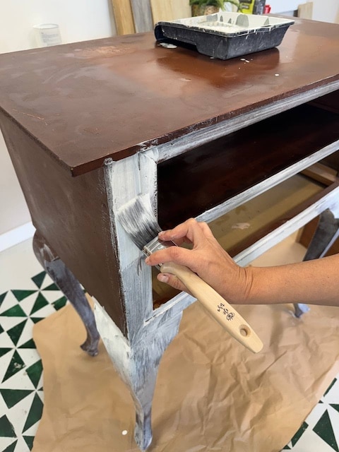 Aplicamos imprimación antes de pintar el mueble con estilo Shabby Chic