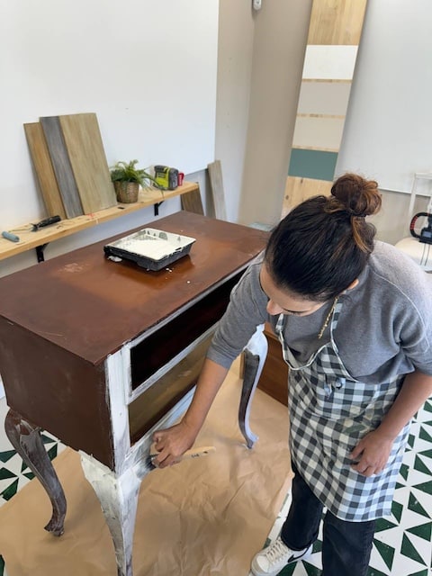 Gema aplicando la imprimación en el mueble que vamos a pintar con estilo Shabby Chic