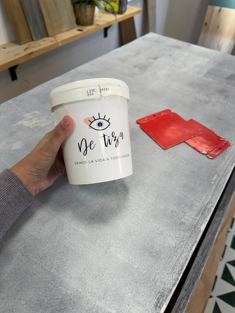 Aplicamos masilla de texturas a la tapa del mueble que vamos a pintar con estilo Chabby Chic