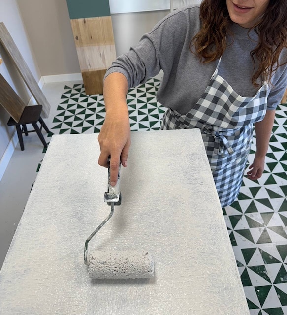 Gema aplicando la masilla de texturas ne el mueble que vamos a pintar con estilo Shabby Chic