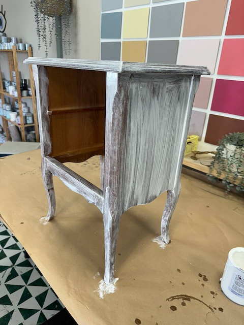 Consejos para pintar muebles oscuros 3 Mueble oscuro con imprimación