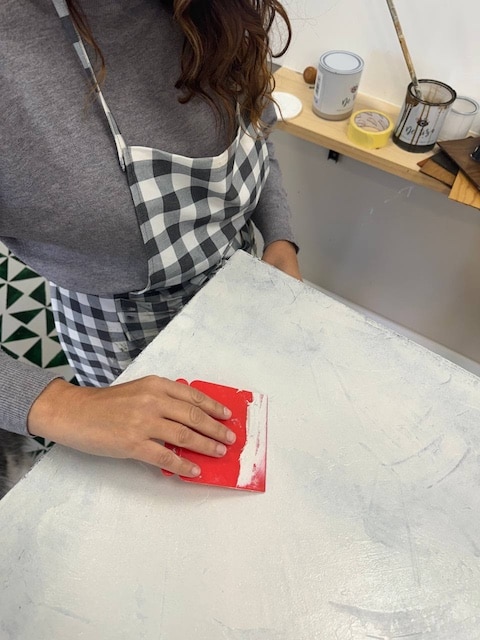 Gema extendiendo la masilla con la espátula