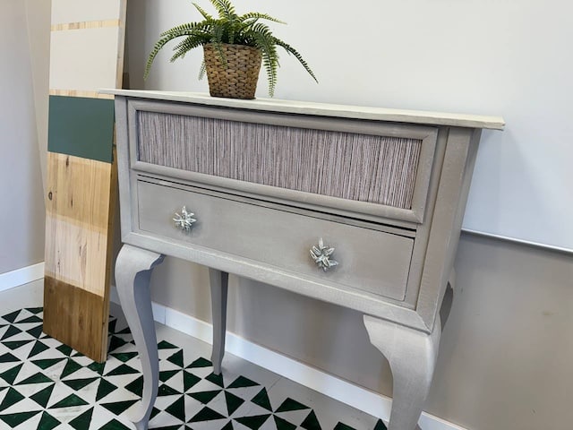 Mesilla con papel en el frontal