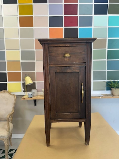 Mesita de noche antigua