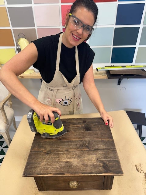 Gema decapando tapa de la mesita de noche