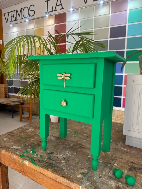 Mesita de pino pintada