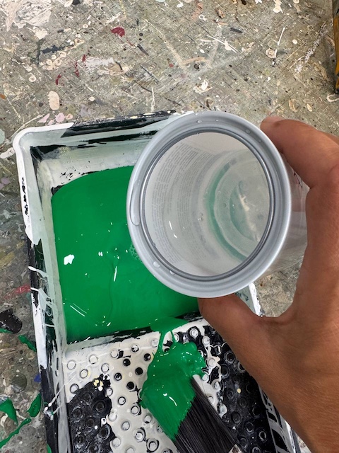 Mezclamos la pintura con agua