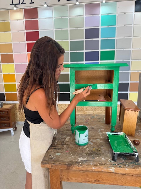 Gema pintando la mesita de pino