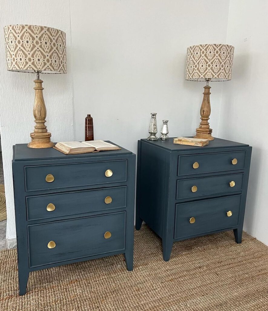 Guía completa para pintar y decorar tu casa según tu estilo de decoración 25 Mesitas de noche pintadas en color Haya Azul